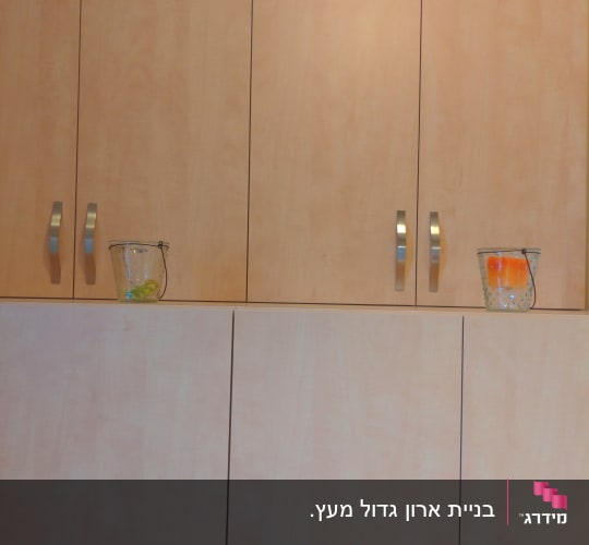 ארונות עץ עם ידיות מתכת במטבח
